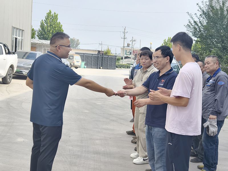我们比不了河南矿山，但是，我们可以努力学习人家，把凉气送到一线去