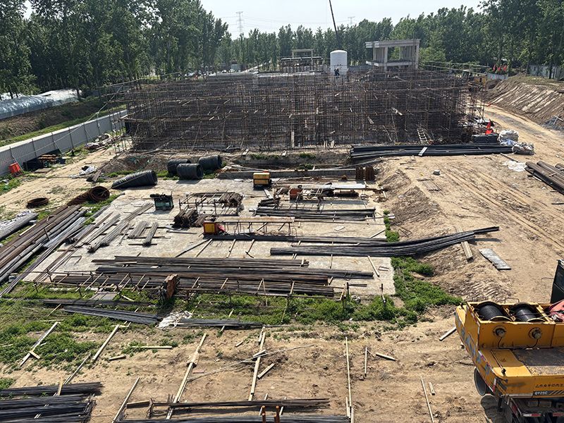 一线跟进不松懈，专 业服务促落地